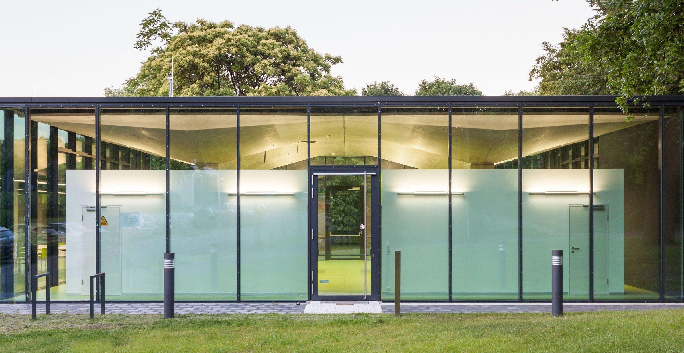 Rückseite des Lernraums mit Sichtschutzglas und symmetrischer Fassade.