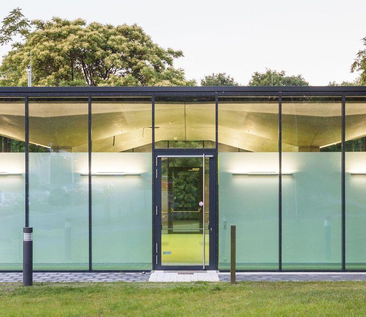 Rückseite des Lernraums mit Sichtschutzglas und symmetrischer Fassade.