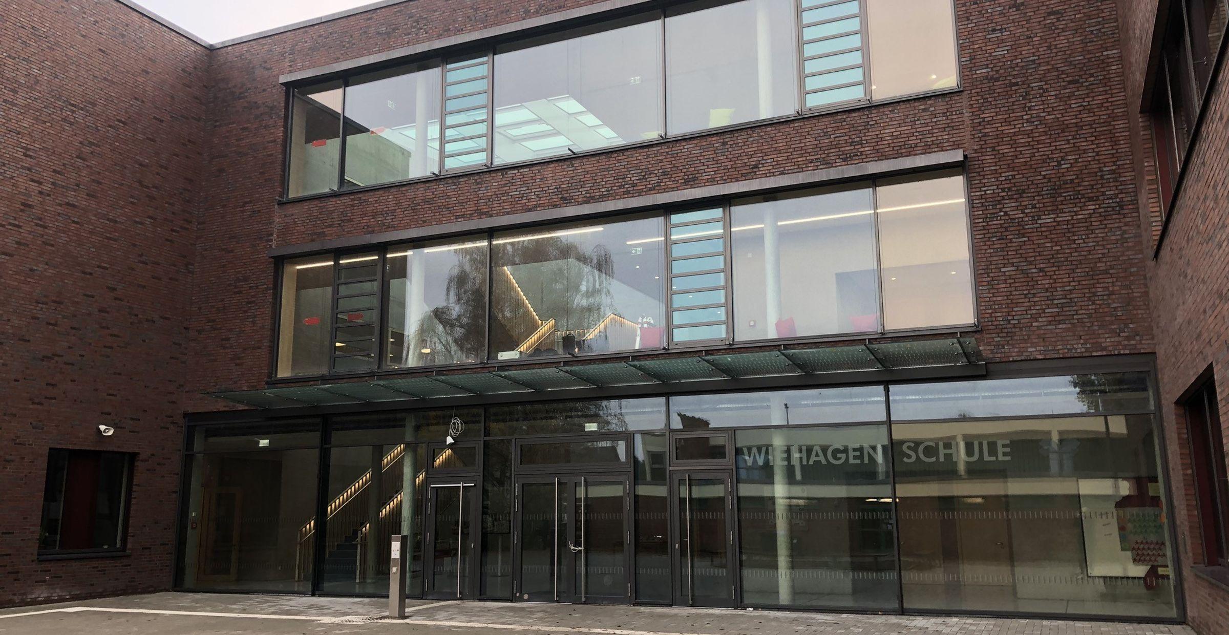 Moderne Glasfassade der Grundschule Wiehagen mit großem Eingangsbereich