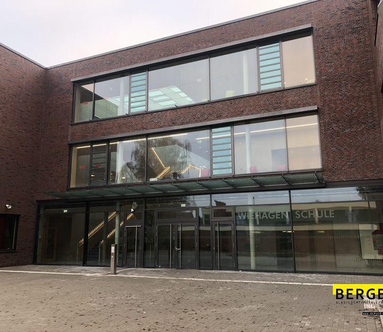 Moderne Glasfassade der Grundschule Wiehagen mit großem Eingangsbereich