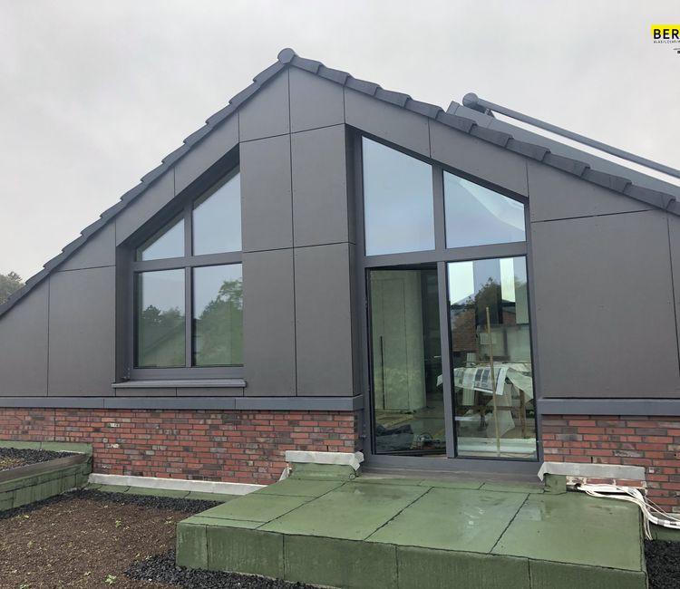 Giebelseite mit großen Fensterflächen und moderner Fassadenverkleidung