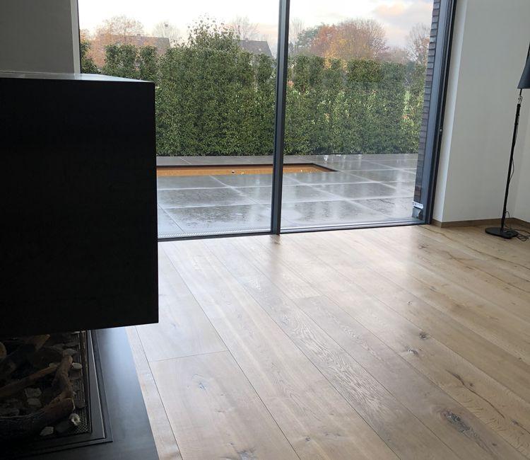 Große Schiebetür mit Blick auf die Terrasse und den Garten