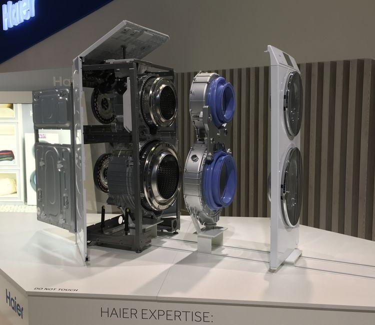Innenansicht einer freigelegten Haier-Waschmaschine mit zwei Trommeln
