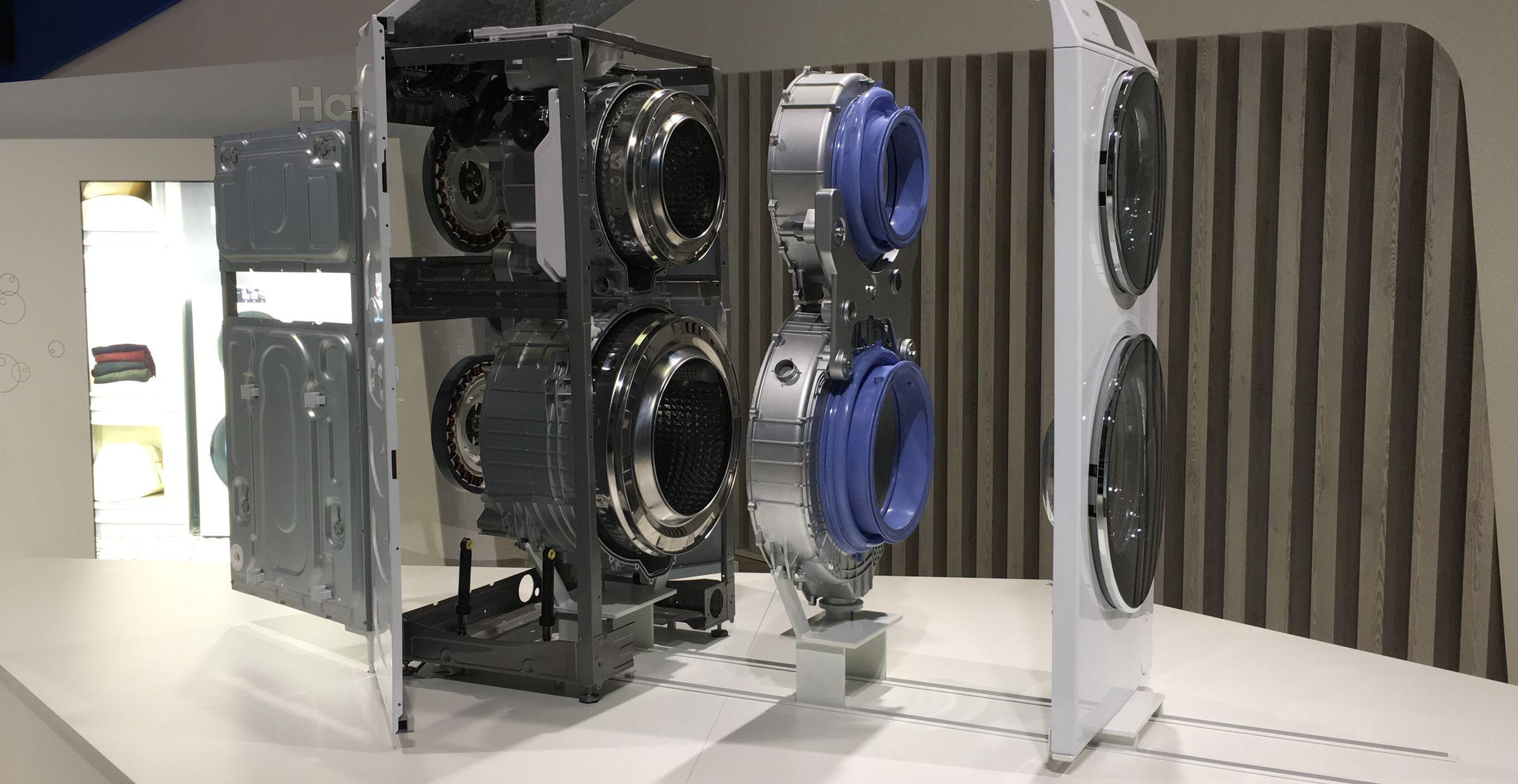 Ausstellungsmodell einer zerlegten Haier-Waschmaschine mit zwei Wascheinheiten