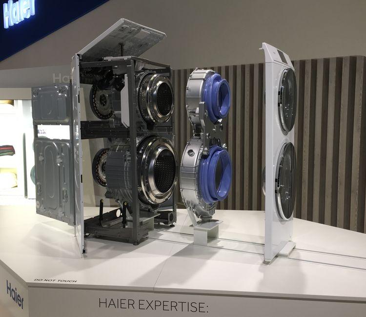 Ausstellungsmodell einer zerlegten Haier-Waschmaschine mit zwei Wascheinheiten