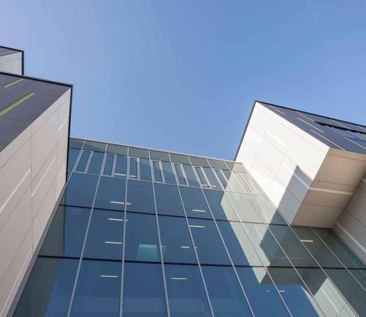 Moderne Architektur mit Glasfront und markanten Fassadenelementen.