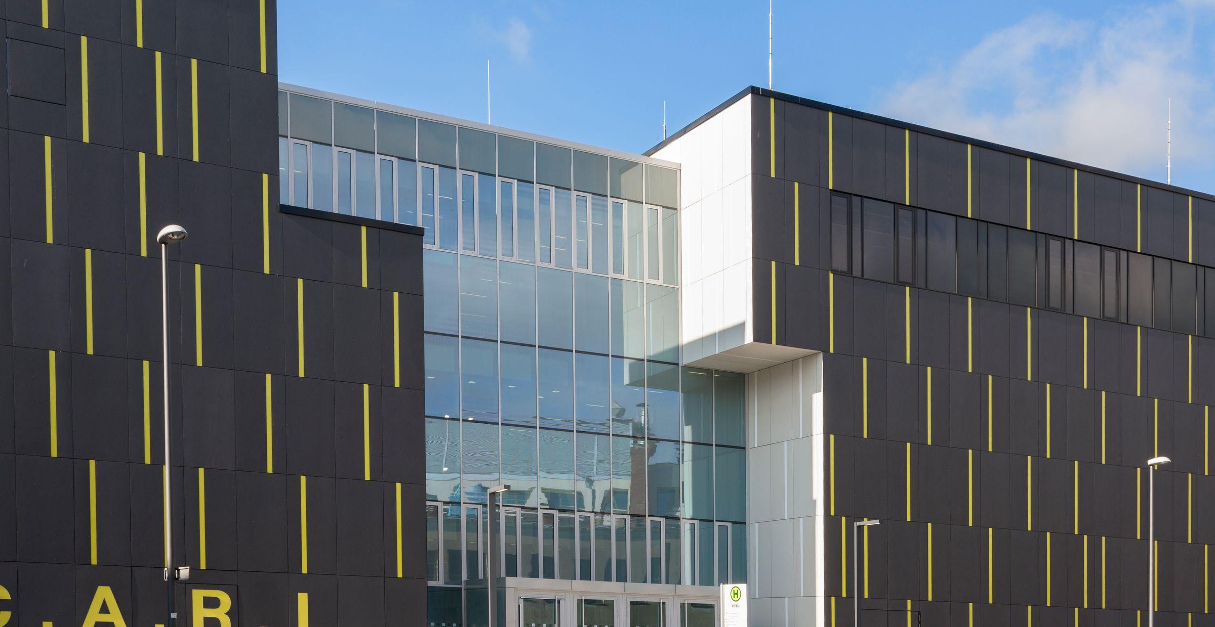 Gesamtansicht der Fassade des C.A.R.L.-Gebäudes mit Eingangsbereich und Beschriftung.