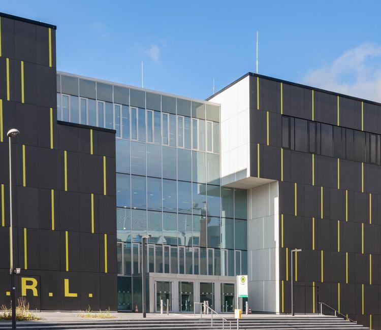 Gesamtansicht der Fassade des C.A.R.L.-Gebäudes mit Eingangsbereich und Beschriftung.
