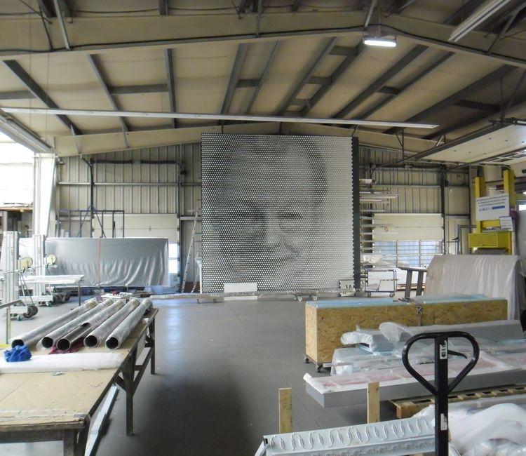 Willy-Brandt-Wand während der Fertigung, aufgebaut in einer Industriehalle.