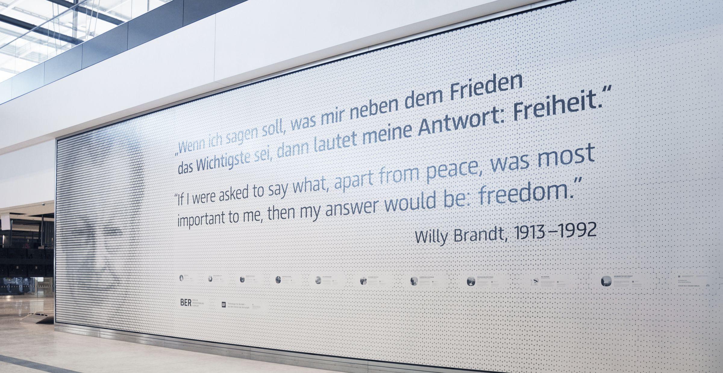 Nahaufnahme der Zitatwand von Willy Brandt mit Porträt und deutschem sowie englischem Text.