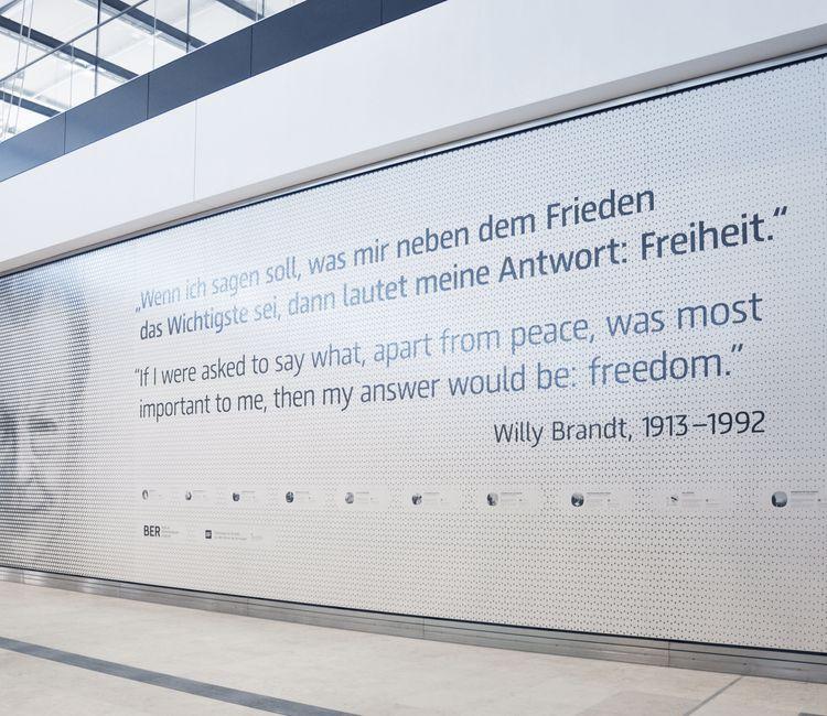 Nahaufnahme der Zitatwand von Willy Brandt mit Porträt und deutschem sowie englischem Text.