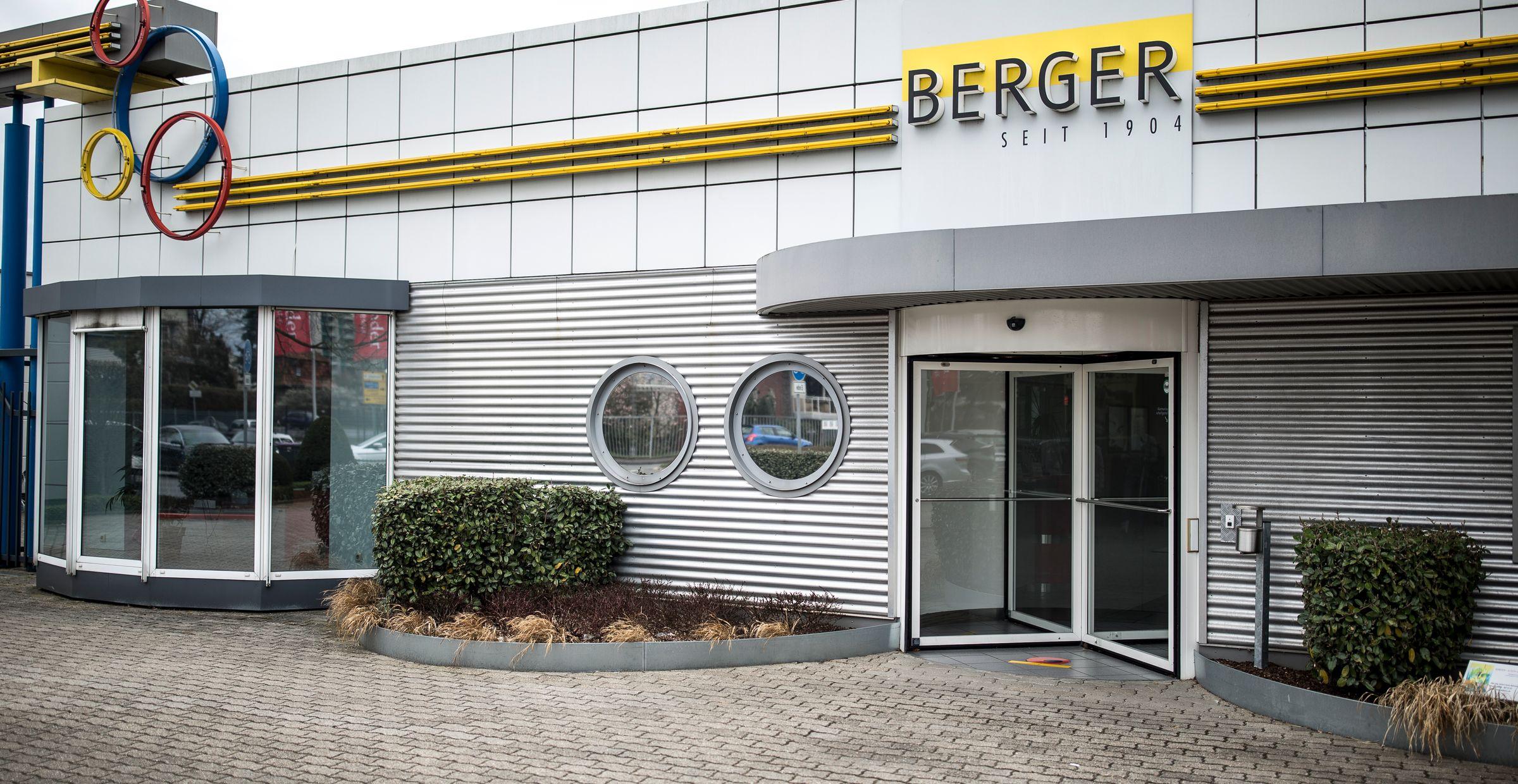 Modernes Firmengebäude der Berger GmbH mit markanter Fassade, rundem Eingangsbereich und Firmenlogo „BERGER SEIT 1904“ an der Außenwand.