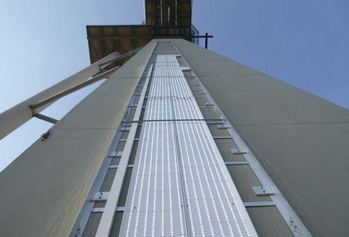 Nahaufnahme der LED-beleuchteten Werbefläche am DFS-Turm aus der Froschperspektive.