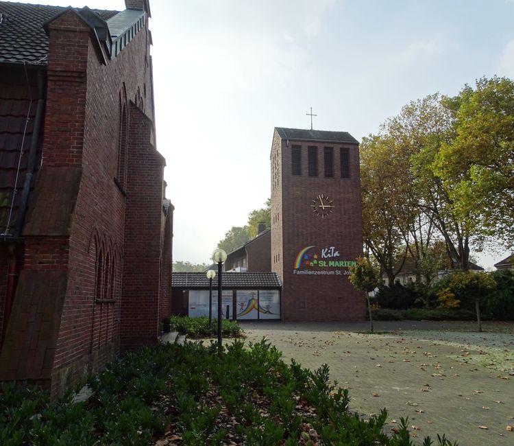 Seitenansicht der Kirche St. Josef in Kamp-Lintfort mit Blick auf den Glockenturm der KiTa St. Marien.