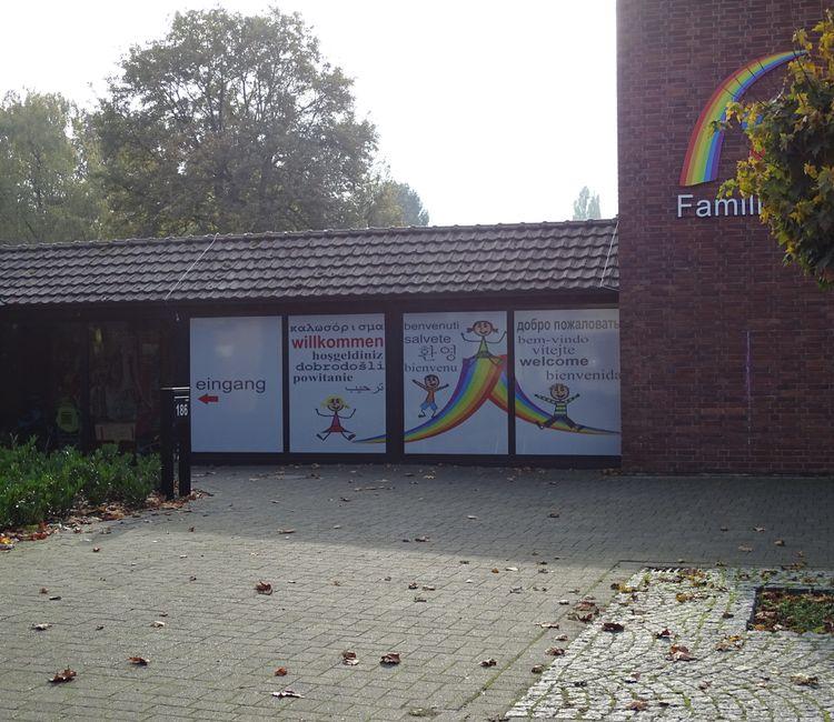 Vergrößerte Ansicht des beschrifteten Verbindungsgangs mit mehrsprachigem Willkommensgruß.