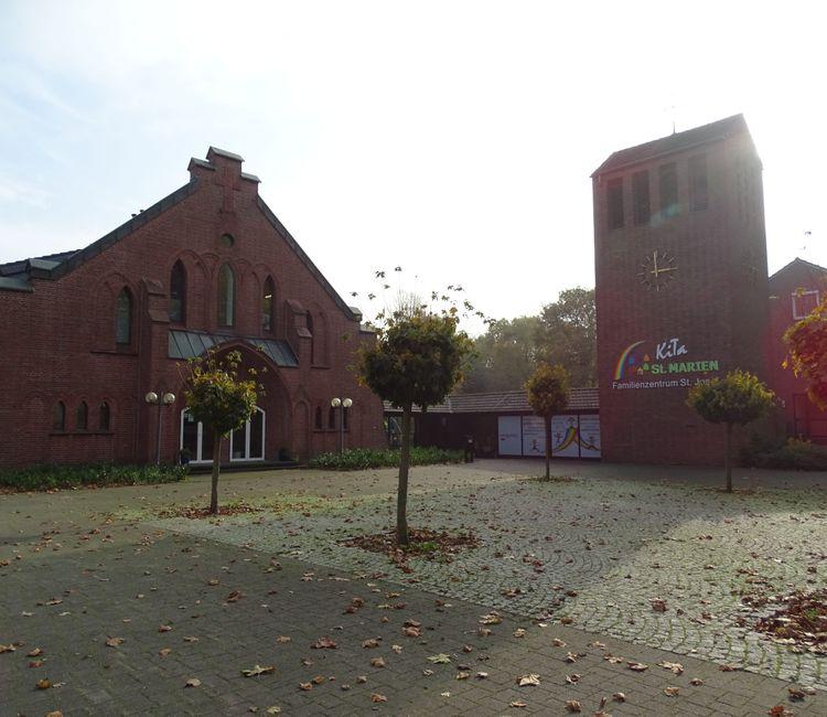 Weitwinkelaufnahme von Kirche und Glockenturm der KiTa St. Marien in Kamp-Lintfort.