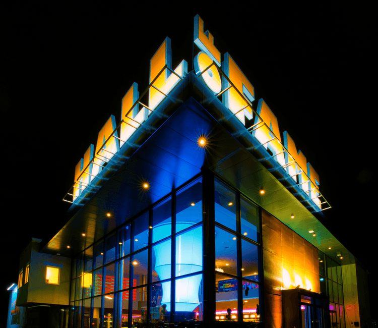 Schräge Nachtaufnahme der Hall of Fame mit beleuchtetem Eingangsbereich und Schriftzug