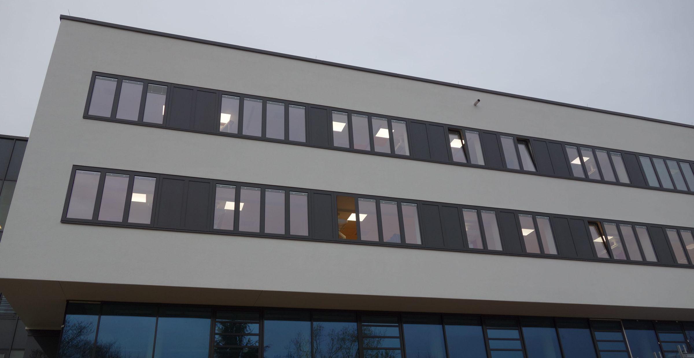 Außenansicht der Fassade mit großen Fensterbändern und modernem Klinikgebäude.