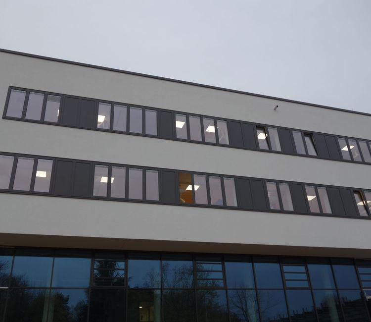 Außenansicht der Fassade mit großen Fensterbändern und modernem Klinikgebäude.