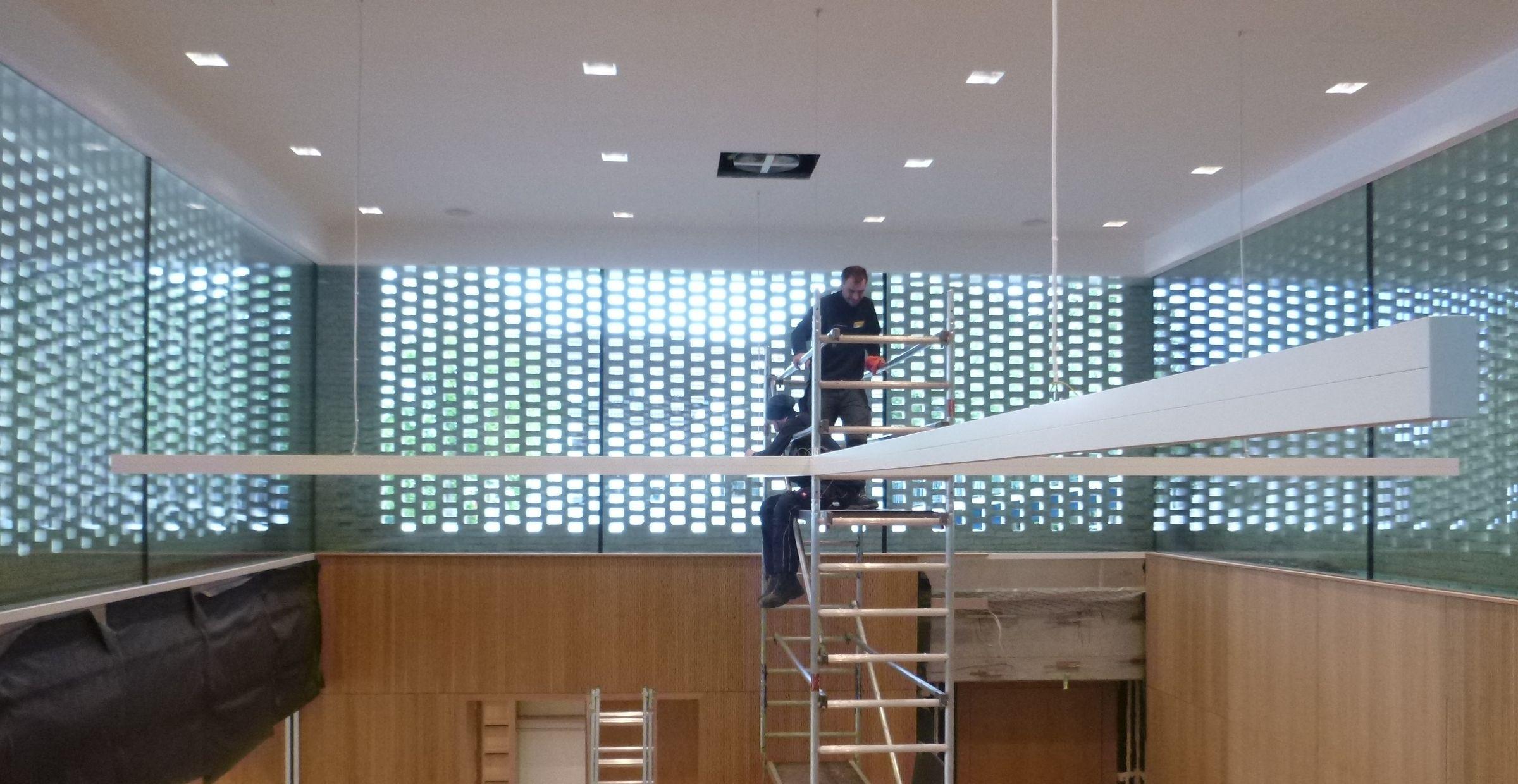 Detailaufnahme der installierten LED-Leuchte im zentralen Raum des Hauses der Gemeinde Homberg während der Bauphase.