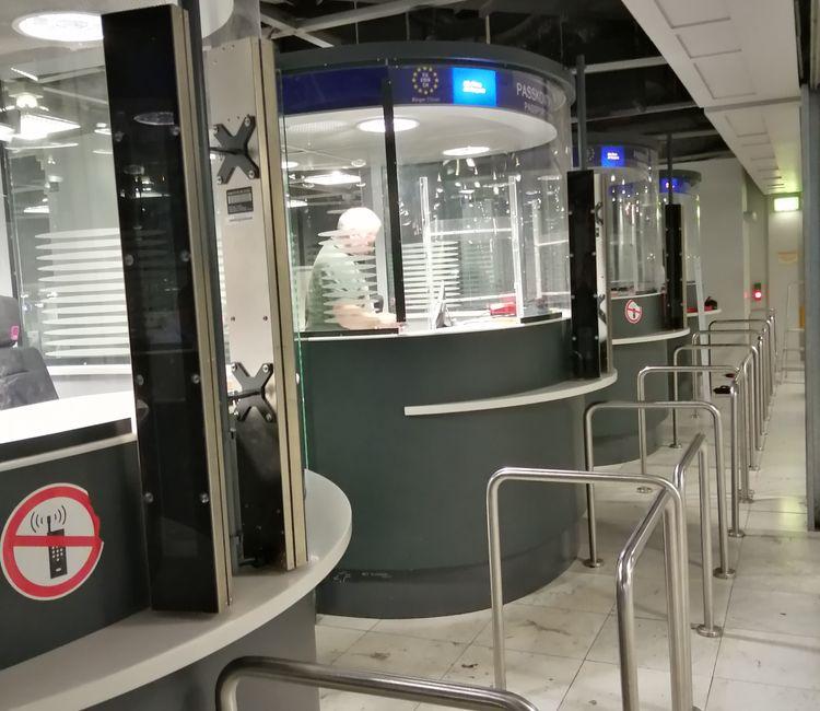 Mehrere Passkontrollstellen nebeneinander im Flughafenterminal.