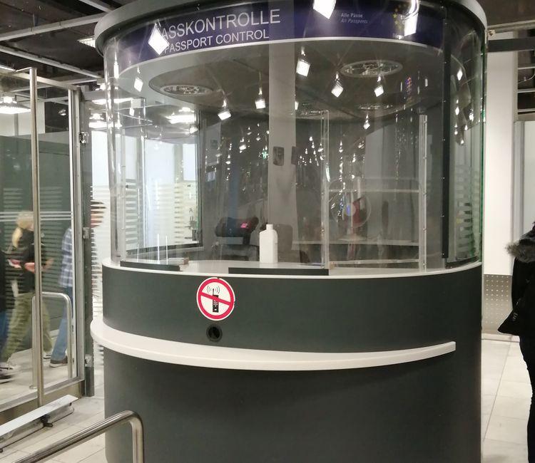 Frontansicht einer modernen, runden Passkontrollkabine mit No-RFID-Schild.