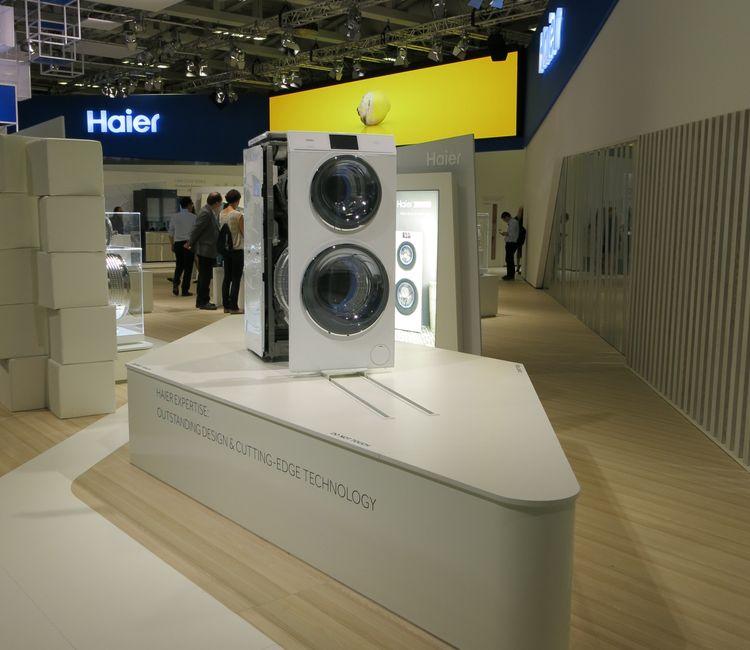 Komplettansicht der doppelstöckigen Haier-Waschmaschine mit geschlossener Front