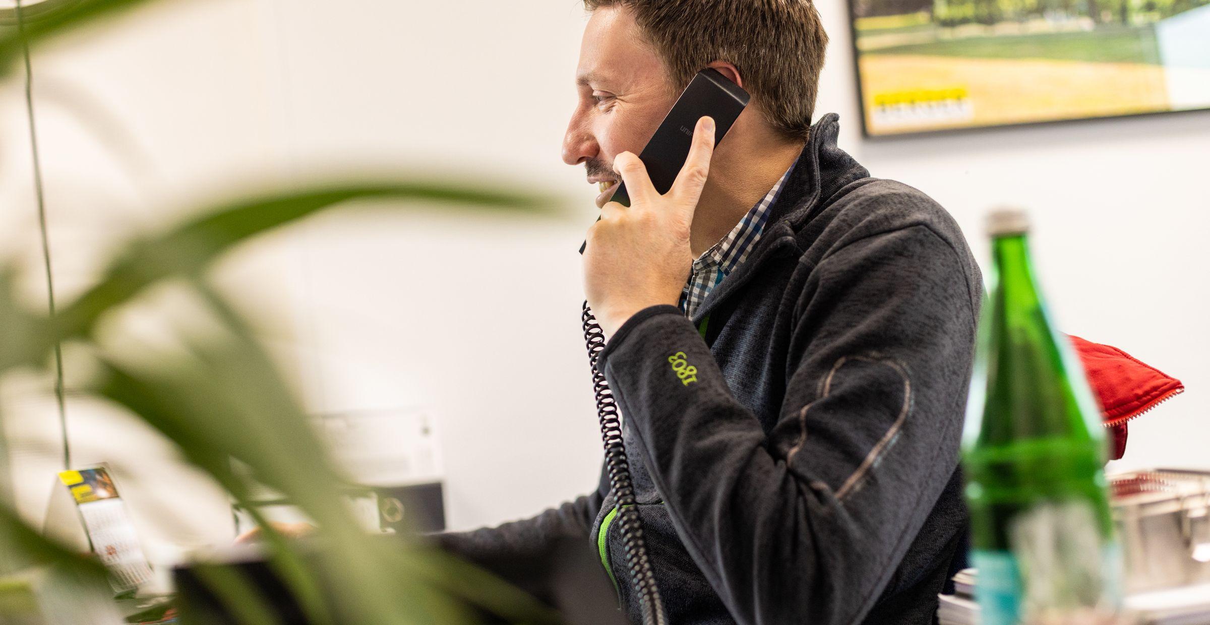Mann telefoniert im Büro.