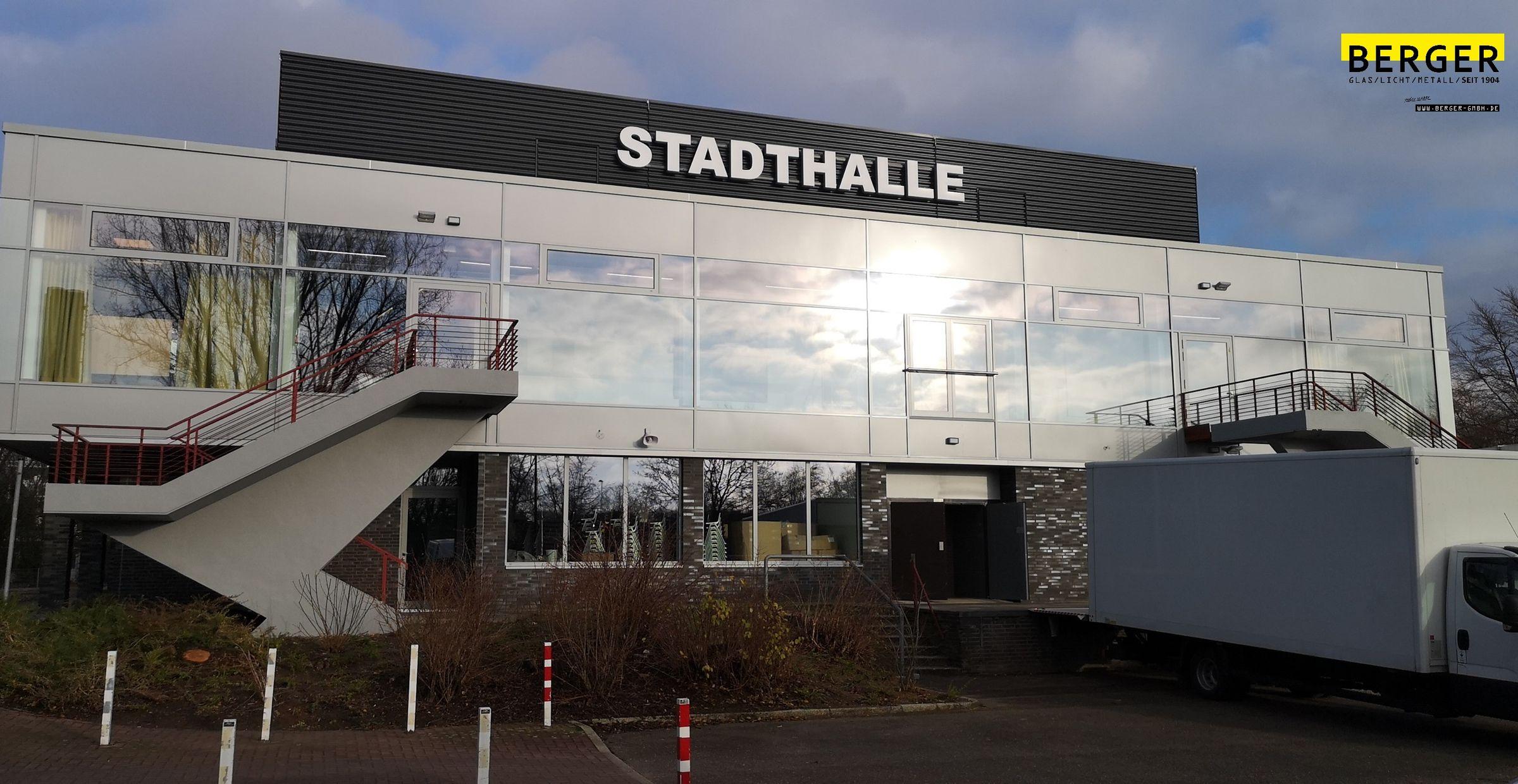 Modernisierte Stadthalle in Kamp-Lintfort mit großflächiger Glasfassade und Außentreppen, fotografiert bei Tageslicht.