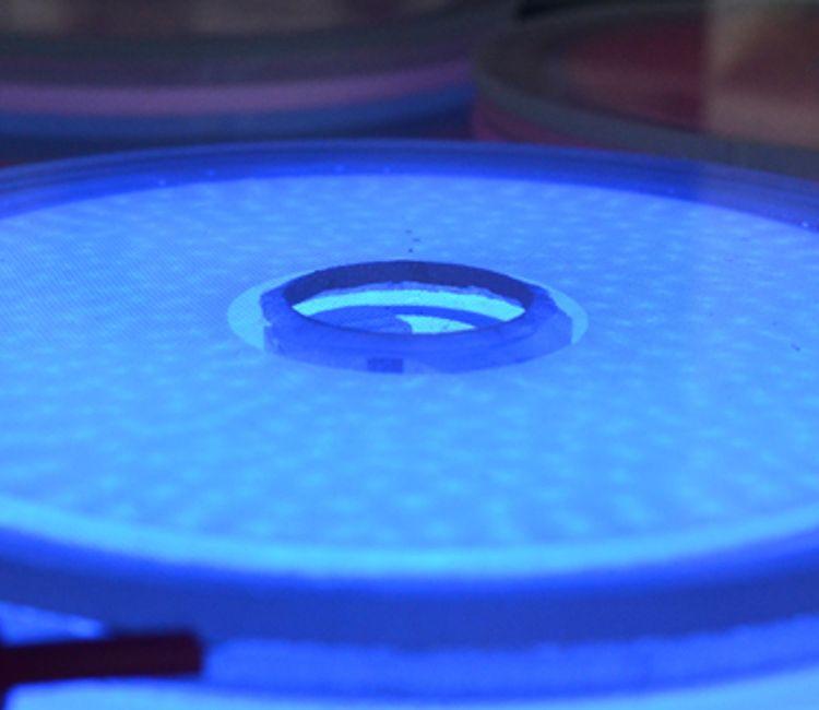 Leuchtstoffbeschichteter Lampenprototyp im Labor