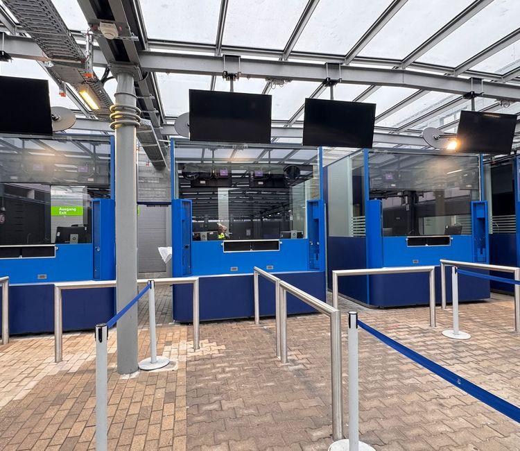 Eine Reihe Grenzkontrollschalter am Flughafen Dortmund